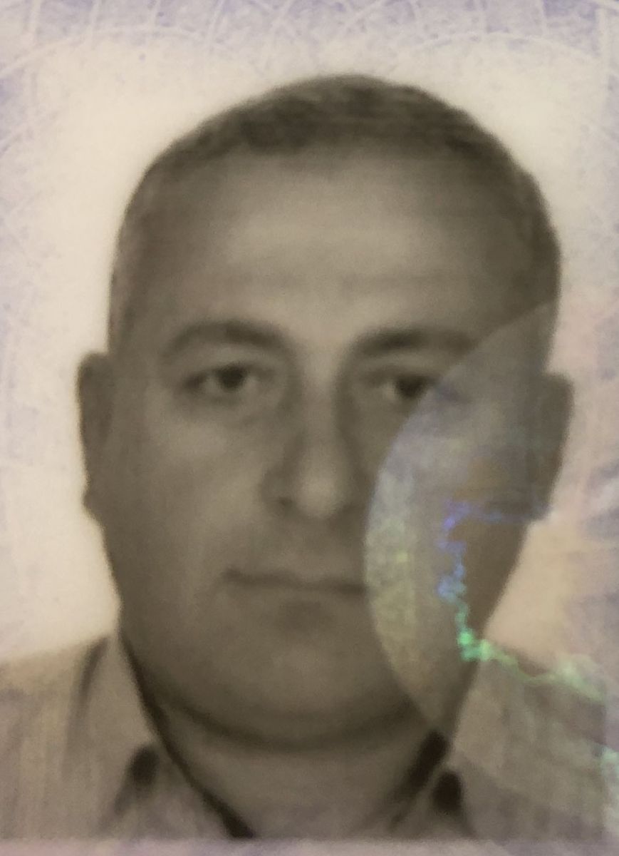 Asılan bayrakları indirmek için vince çıkan işçinin acı sonu