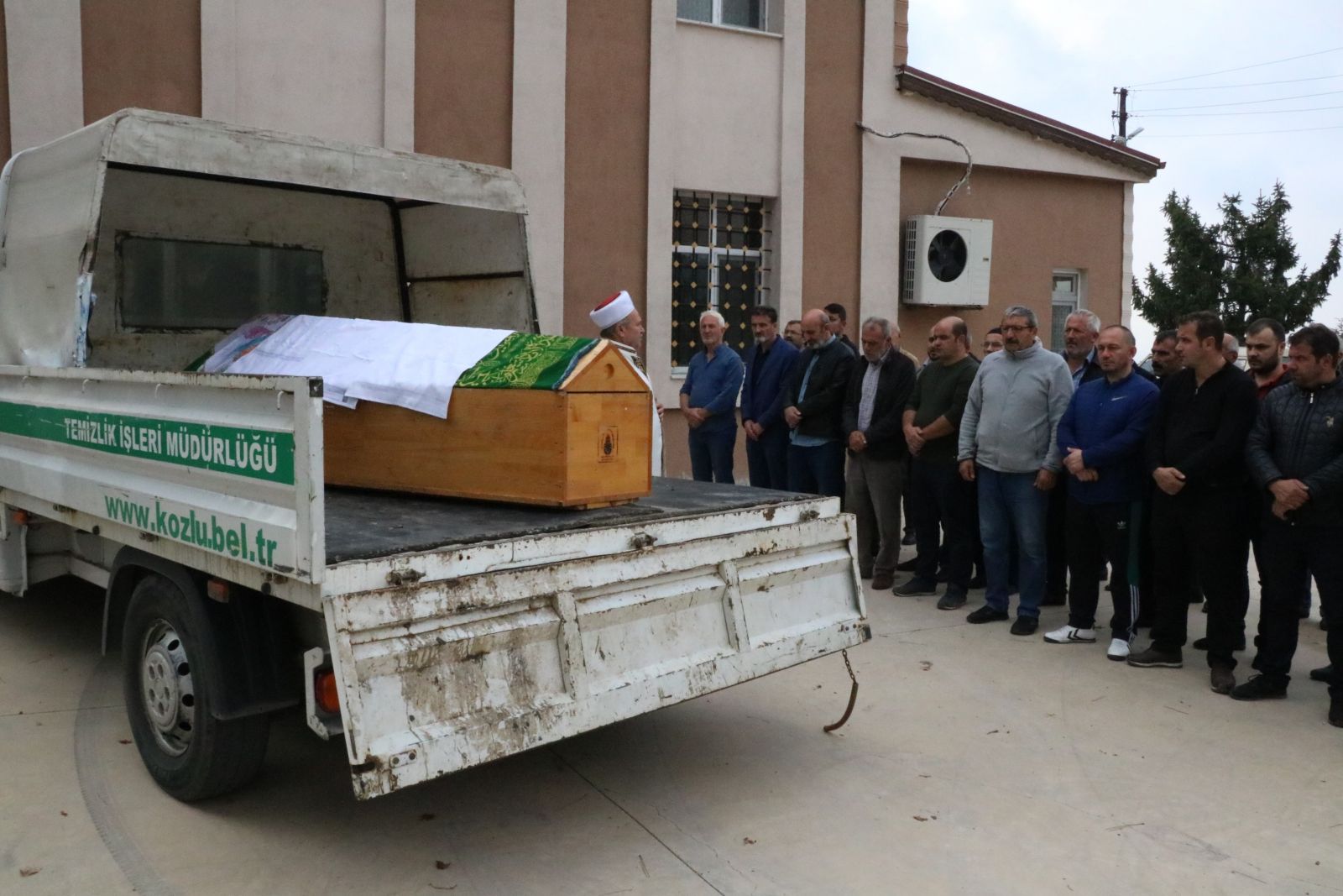 170 kilo ağırlığındaki kadın obeziteden öldü, cemaat tabutu güçlükle taşıdı