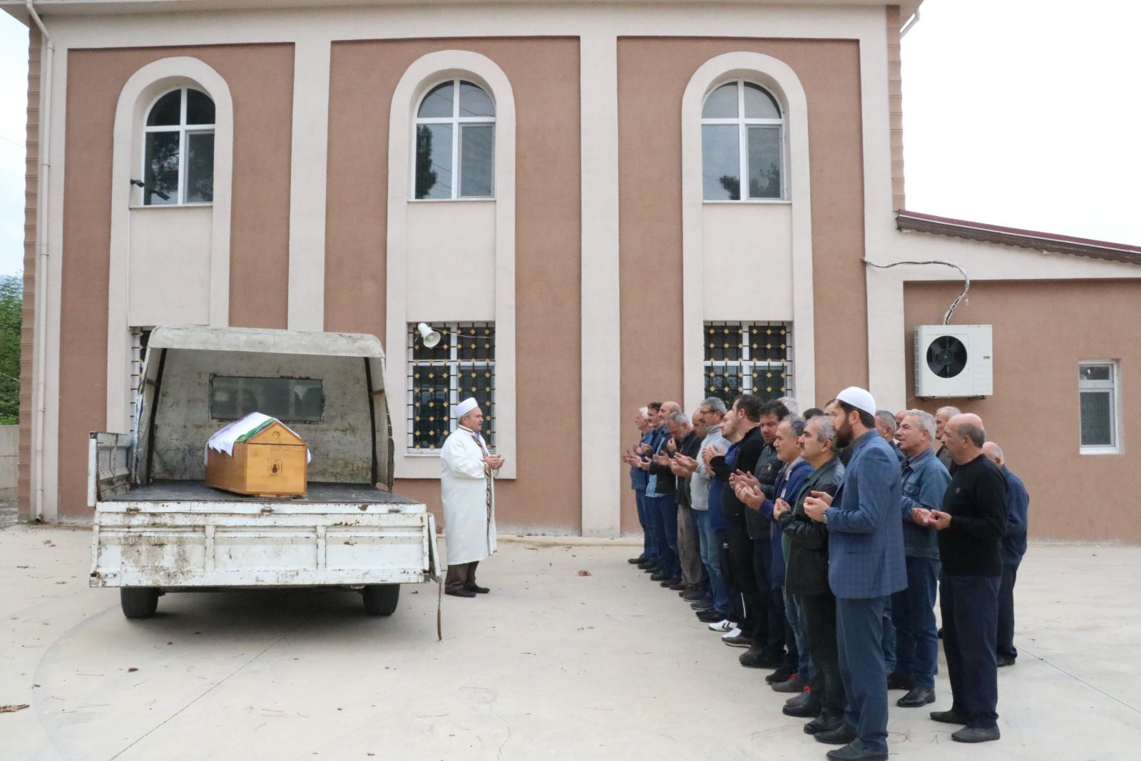 170 kilo ağırlığındaki kadın obeziteden öldü, cemaat tabutu güçlükle taşıdı