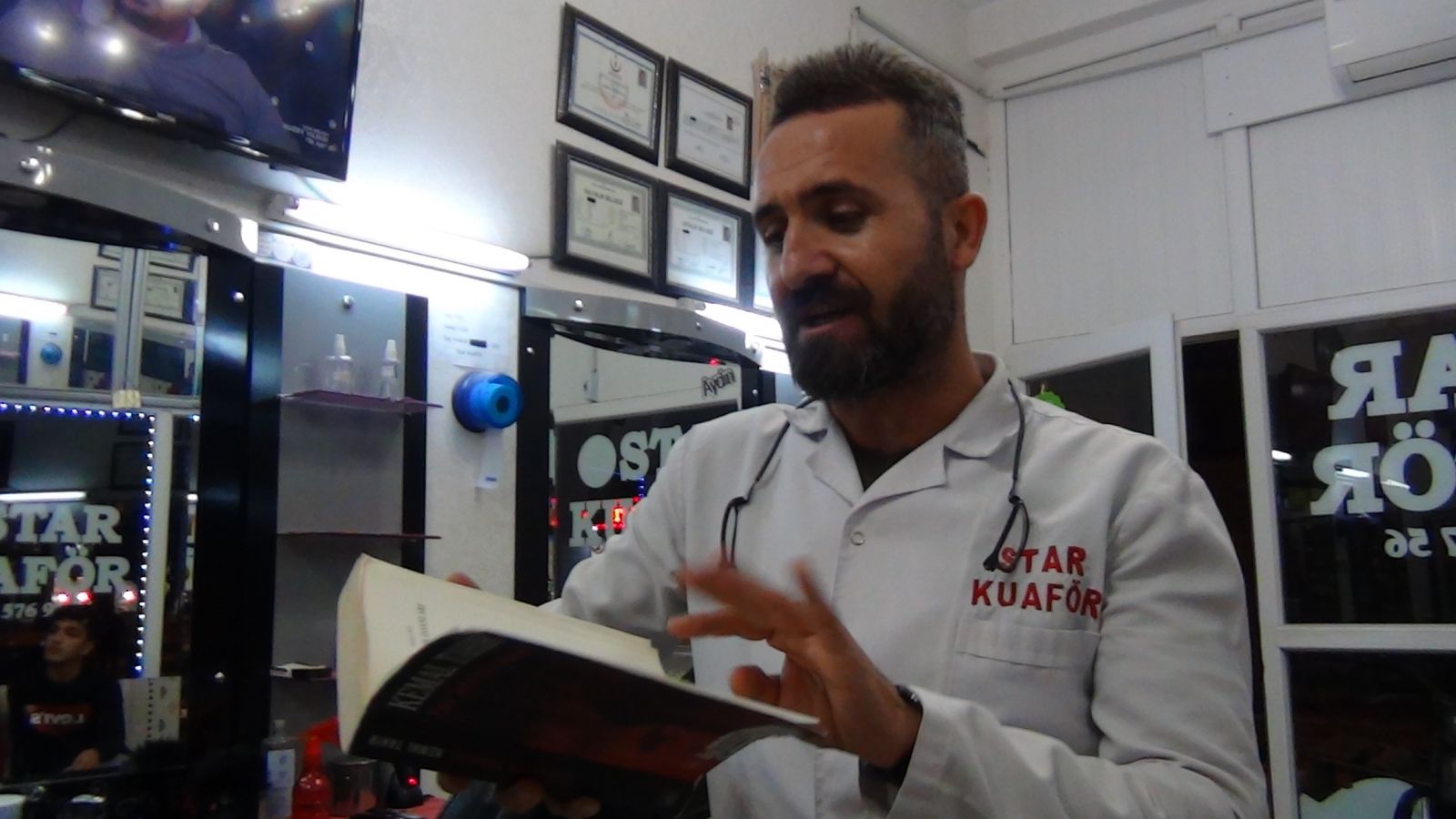 Müşterileriyle tersten konuşuyor