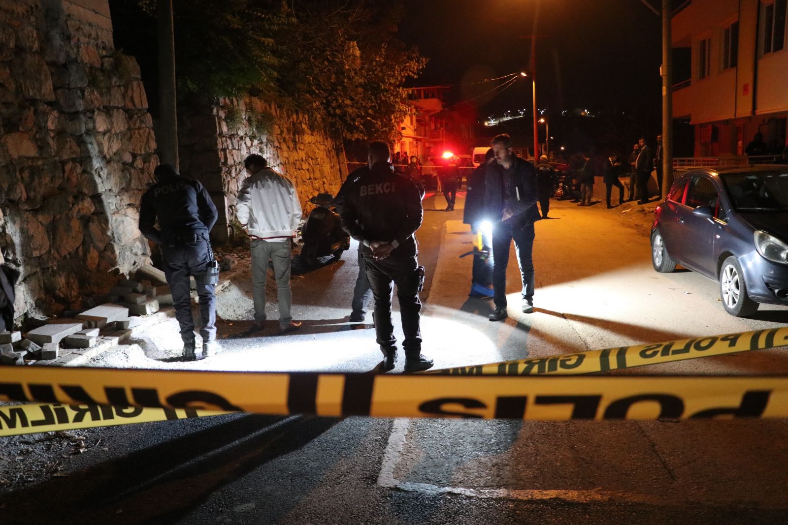 Sokaktan gelen seslere sinirlenince katil oldu