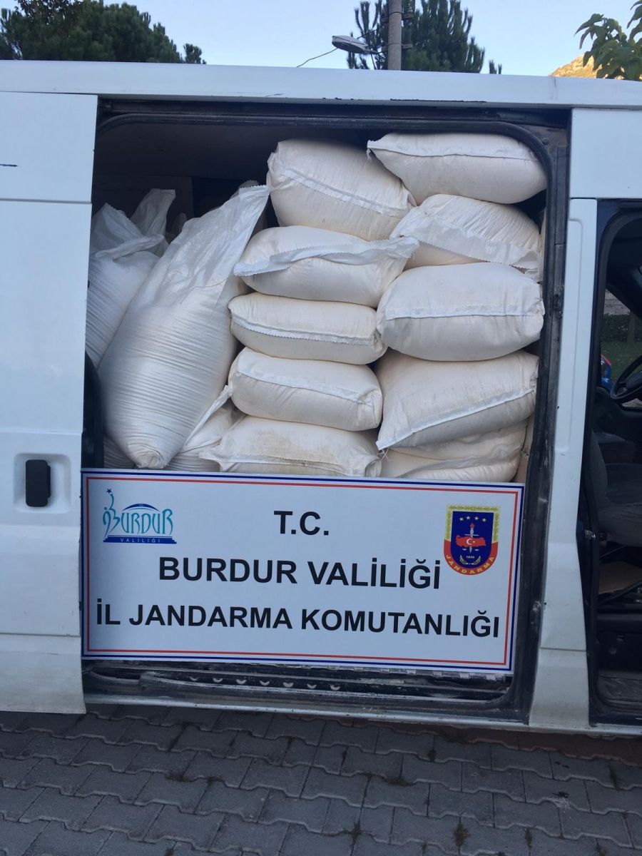 Böceklenmiş unları çuvallarken suçüstü yakalandılar