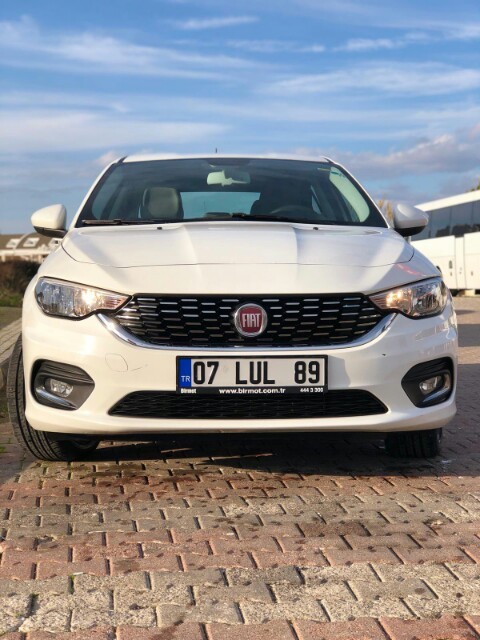 Otomobilini kendi elleriyle götürüp dolandırıcılara teslim etti, hem aracından hem eşinden oldu Otomobilini kendi elleriyle götürüp dolandırıcılara teslim etti, hem aracından hem eşinden oldu