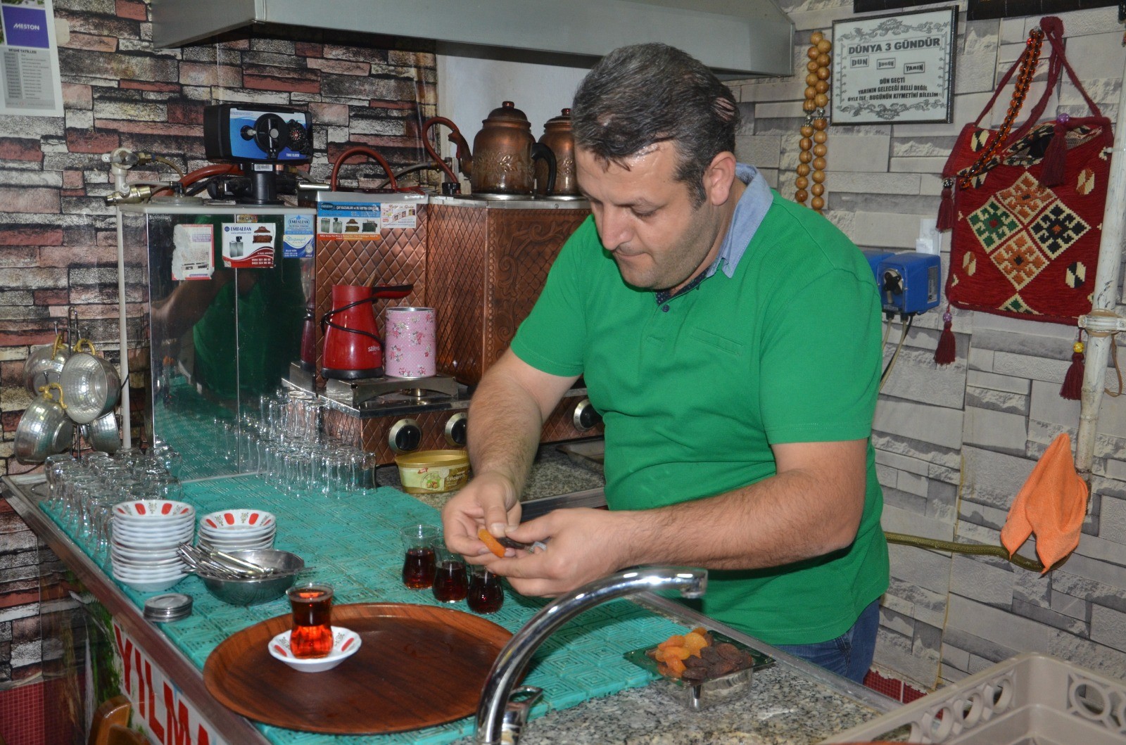 Çayın yanında şeker yerine kayısı ikramı müşterileri memnun etti