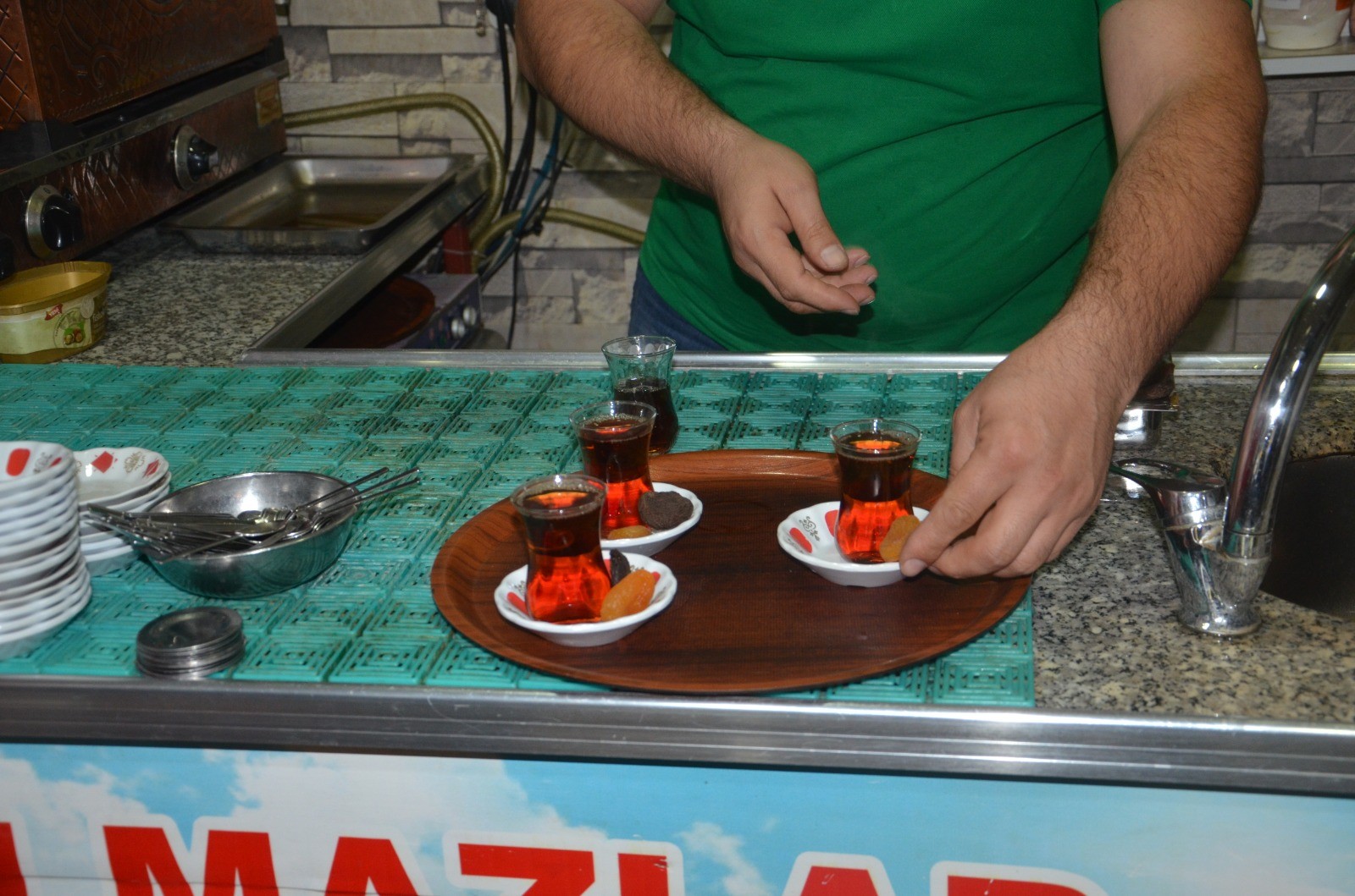 Çayın yanında şeker yerine kayısı ikramı müşterileri memnun etti