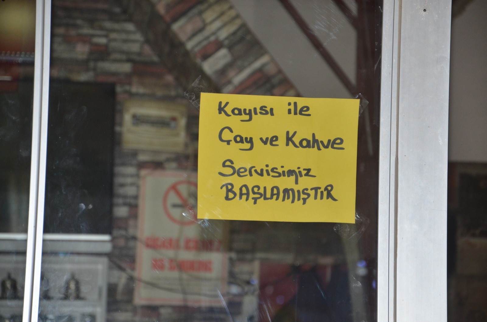 Çayın yanında şeker yerine kayısı ikramı müşterileri memnun etti