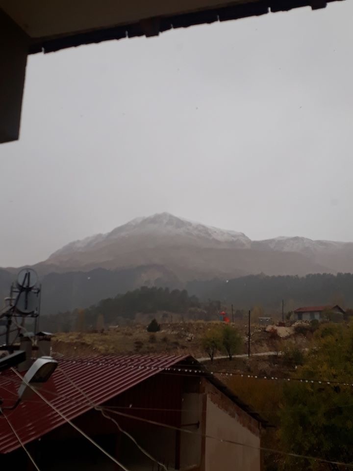 Kaş’ta yılın ilk kar yağışı