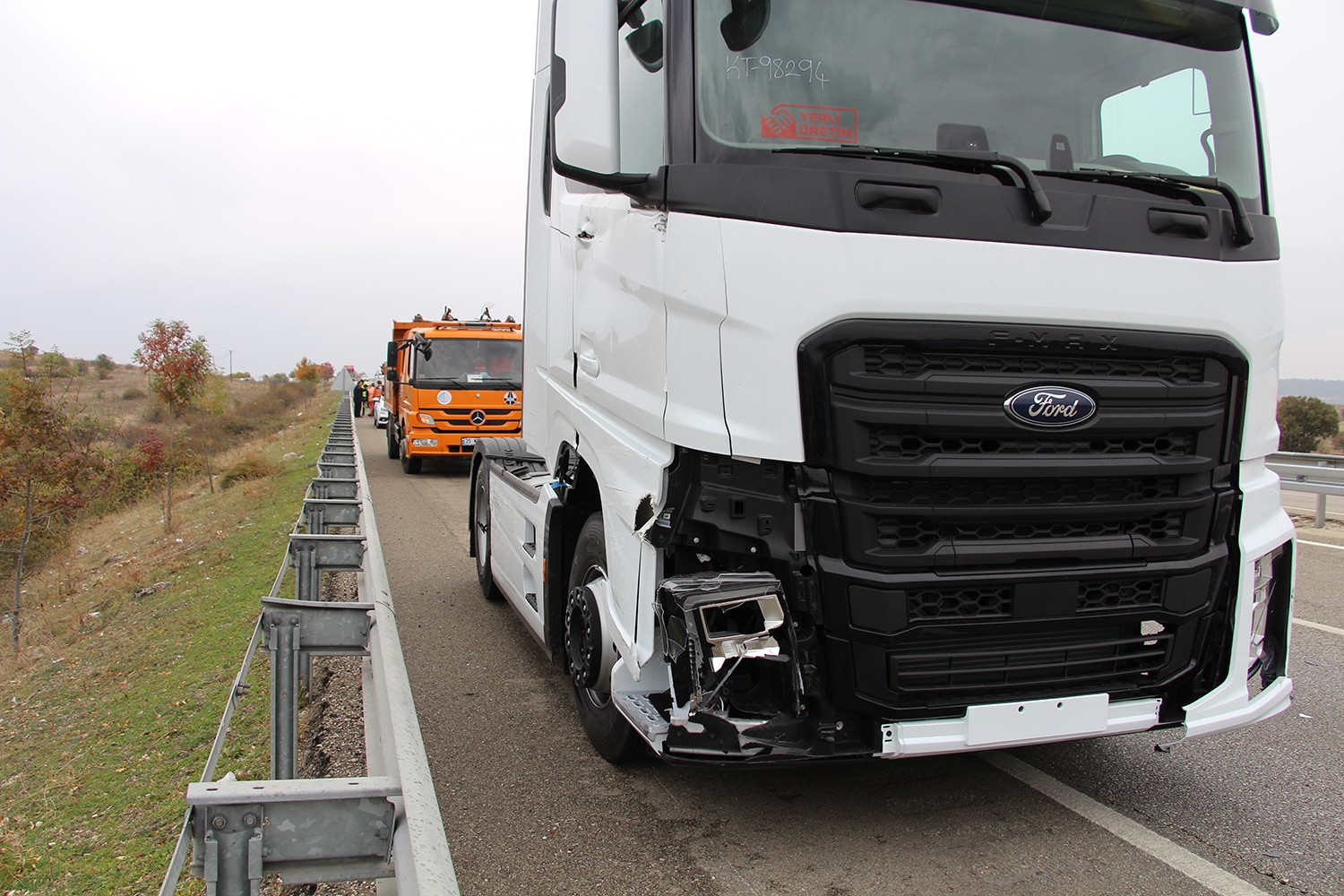 Karayolunda patlayan lastiğini değiştirmek isterken tır çarptı Karayolunda patlayan lastiğini değiştirmek isterken tır çarptı