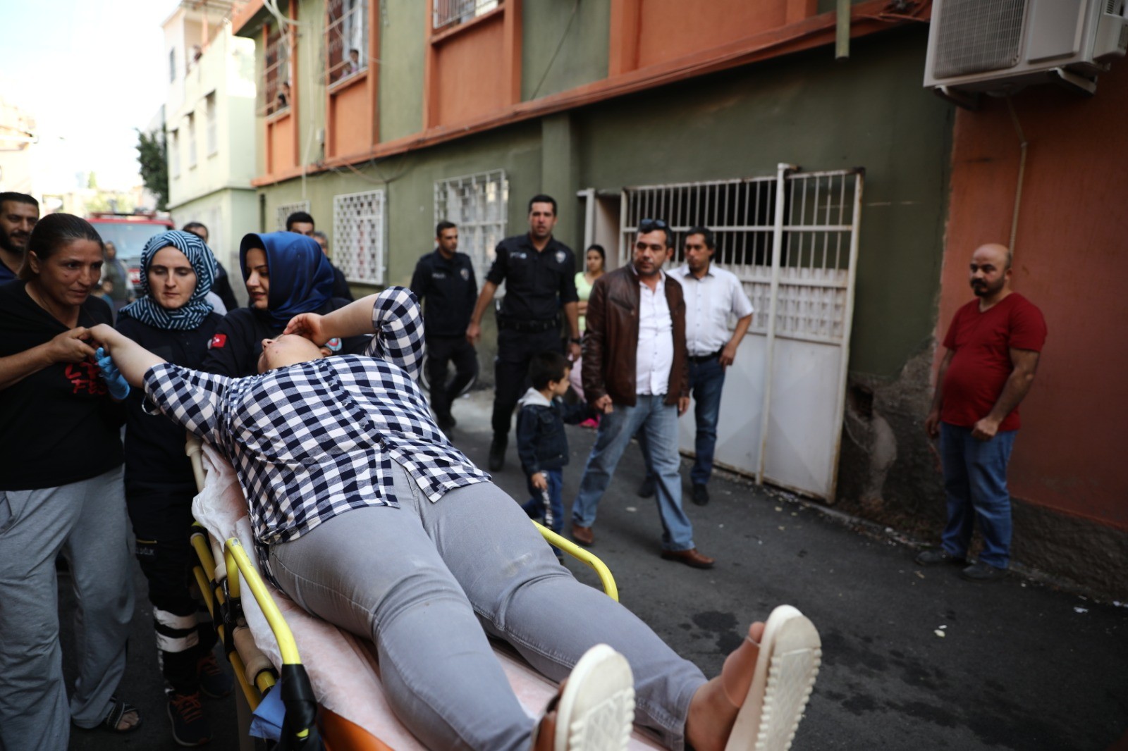 Kocası ayrılmak isteyen kadın intihara kalkıştı