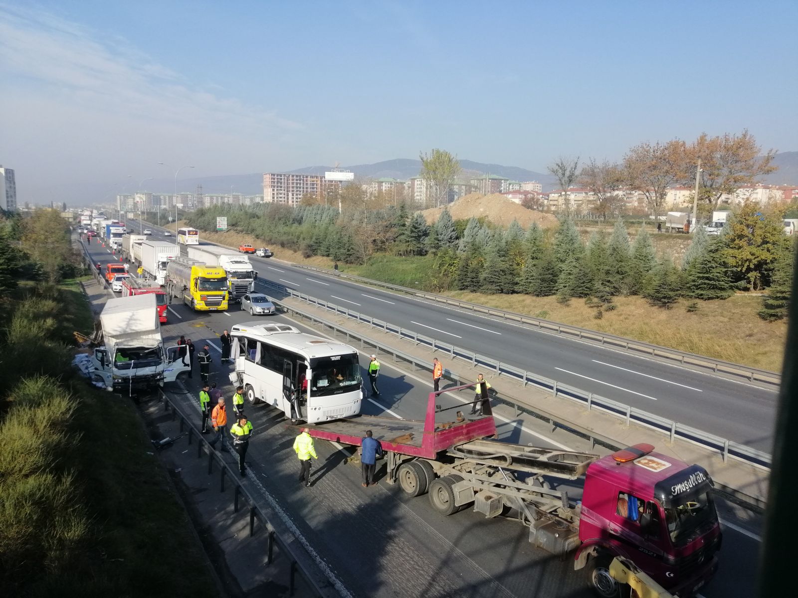 Kocaeli TEM’de turistleri taşıyan midibüse kamyonet çarptı: 2’si ağır 5 yaralı