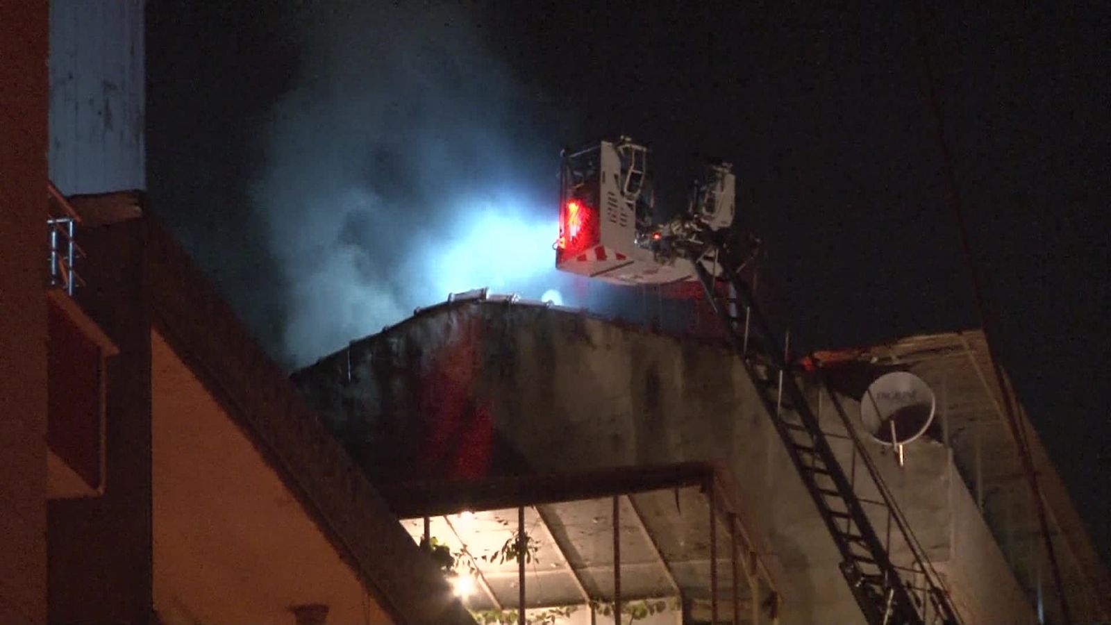 Gözyaşları içinde yanan evini izledi, komşuları teselli etti