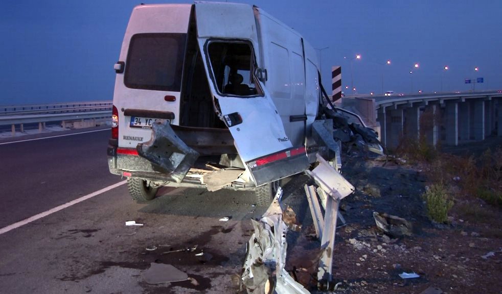 Ticari araç bariyerlere ok gibi saplandı: 3 yaralı