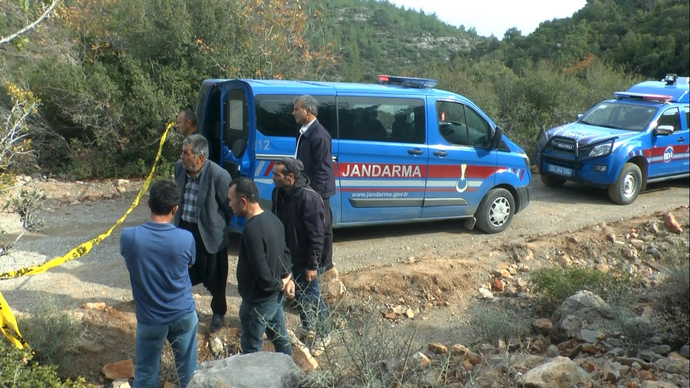Havuza düşen otomobilde feci şekilde can verdi!