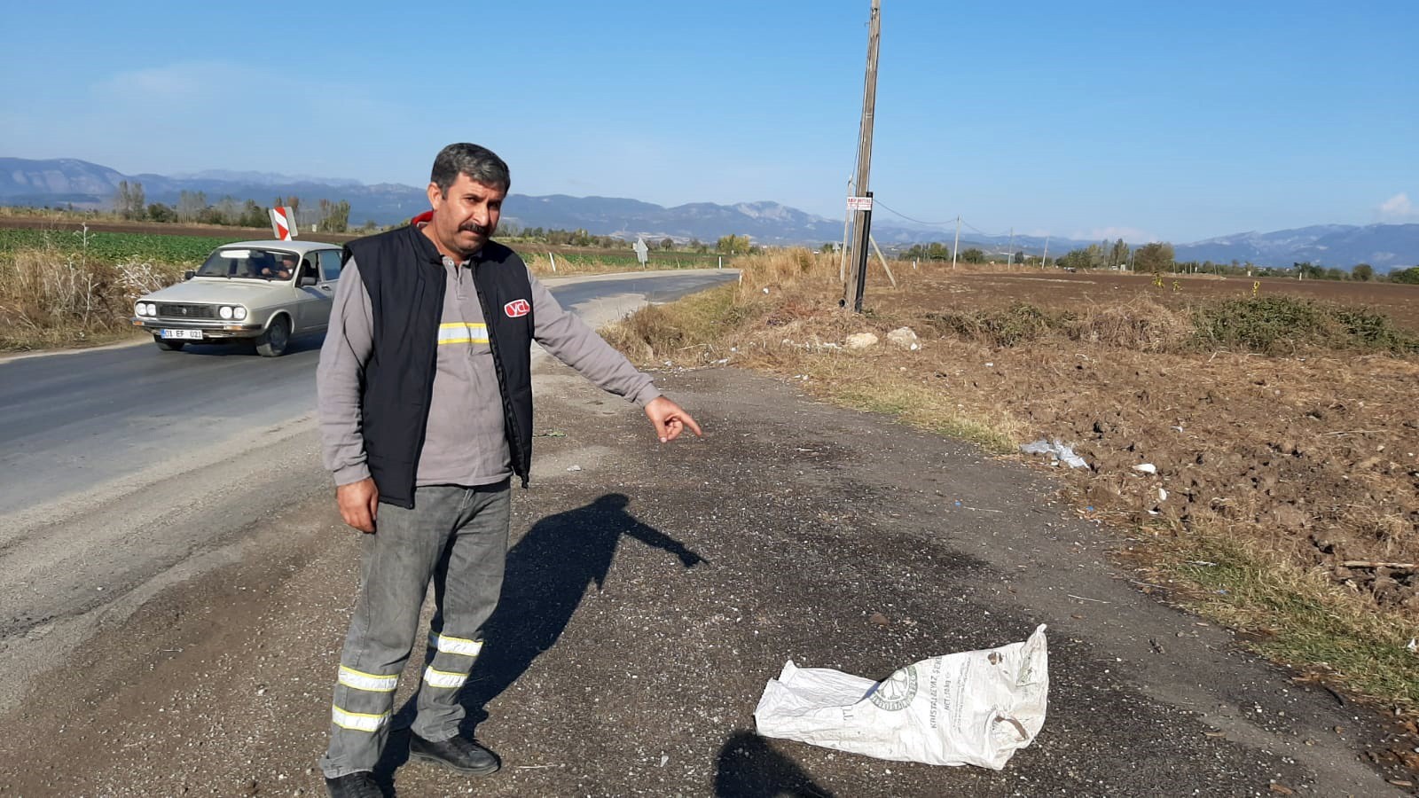 Hamile köpeği çuvala koyup yola attılar