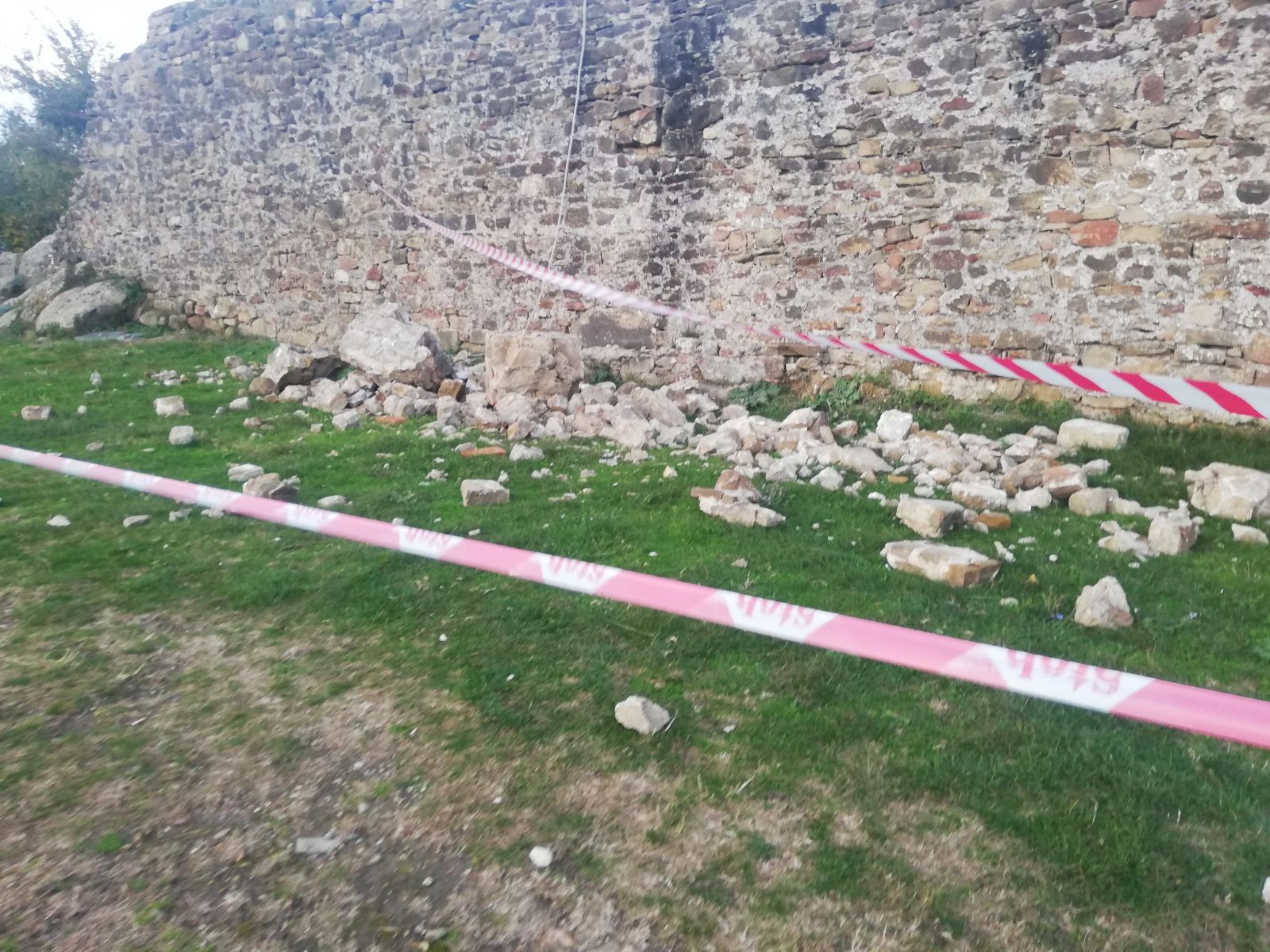 500 yıllık Preza Kalesi’nin depremde duvarları yıkıldı