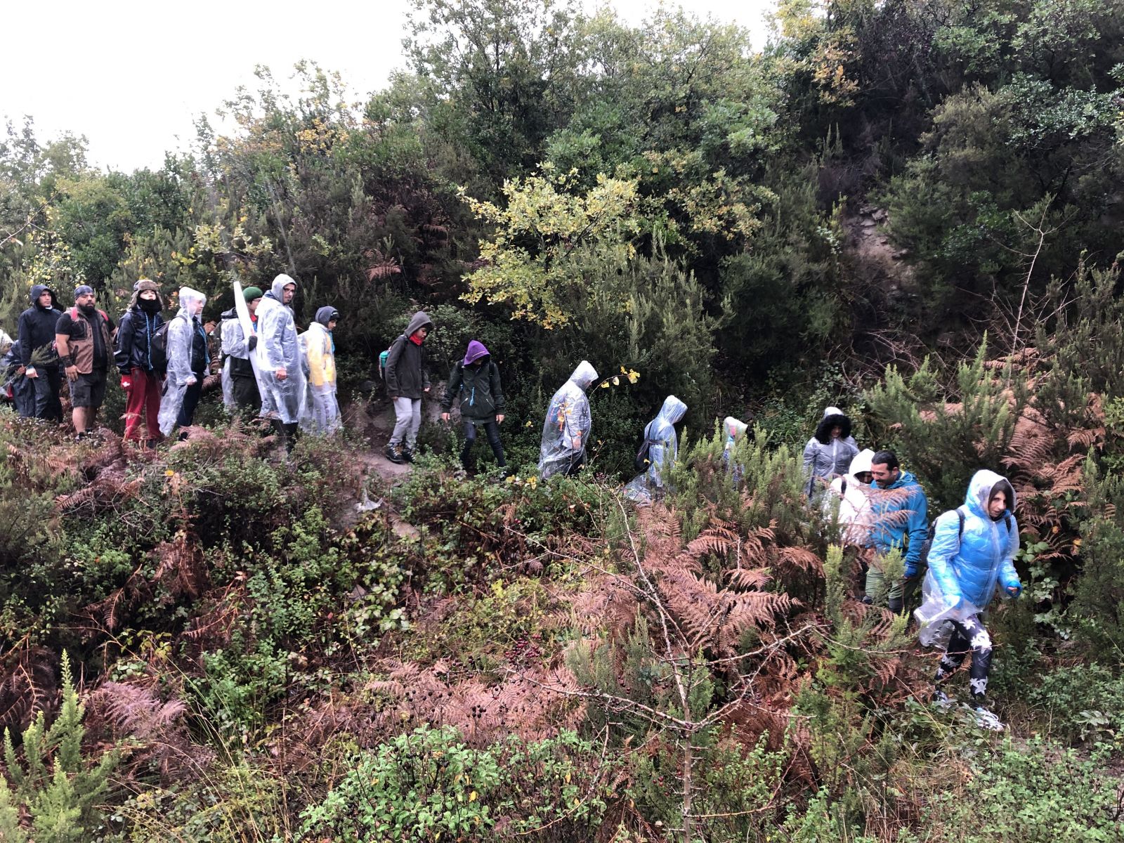 7 kilometre yürüyüp, 440 rakımda çöp topladılar