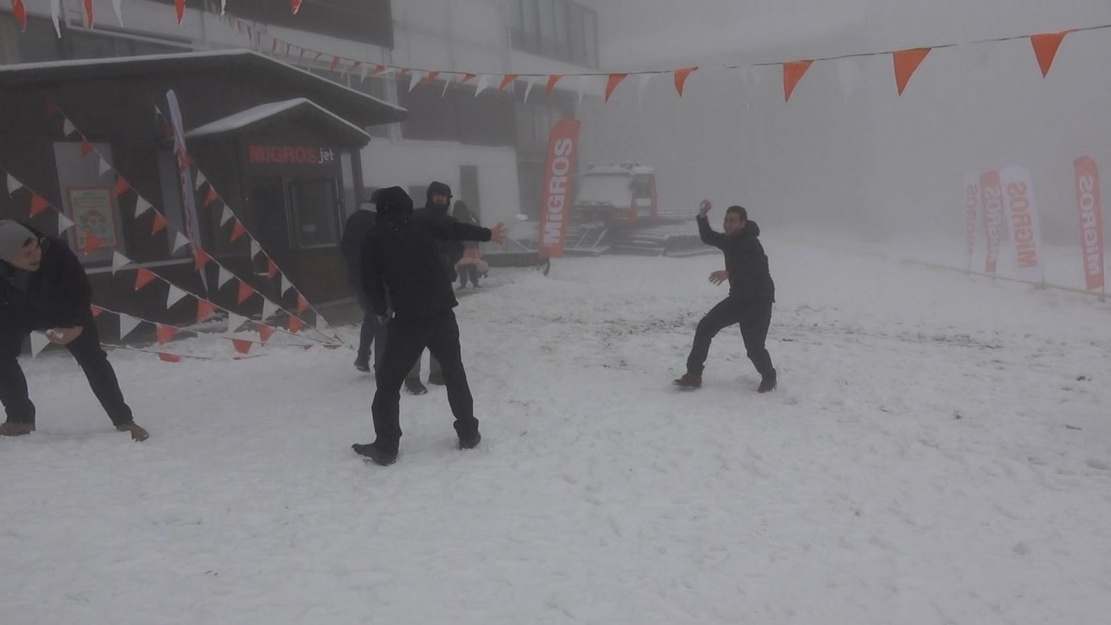 Kar yağdığını duyan tatilciler Uludağ'a akın etti