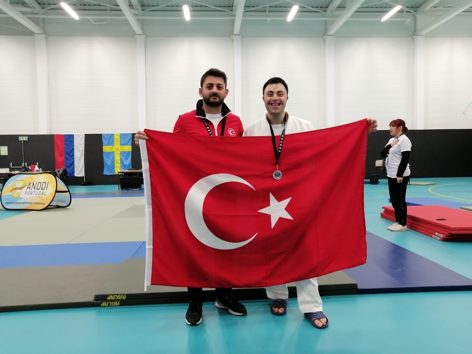 Down sendromlu judocular dünya şampiyonu oldu, aileleri sevince boğuldu