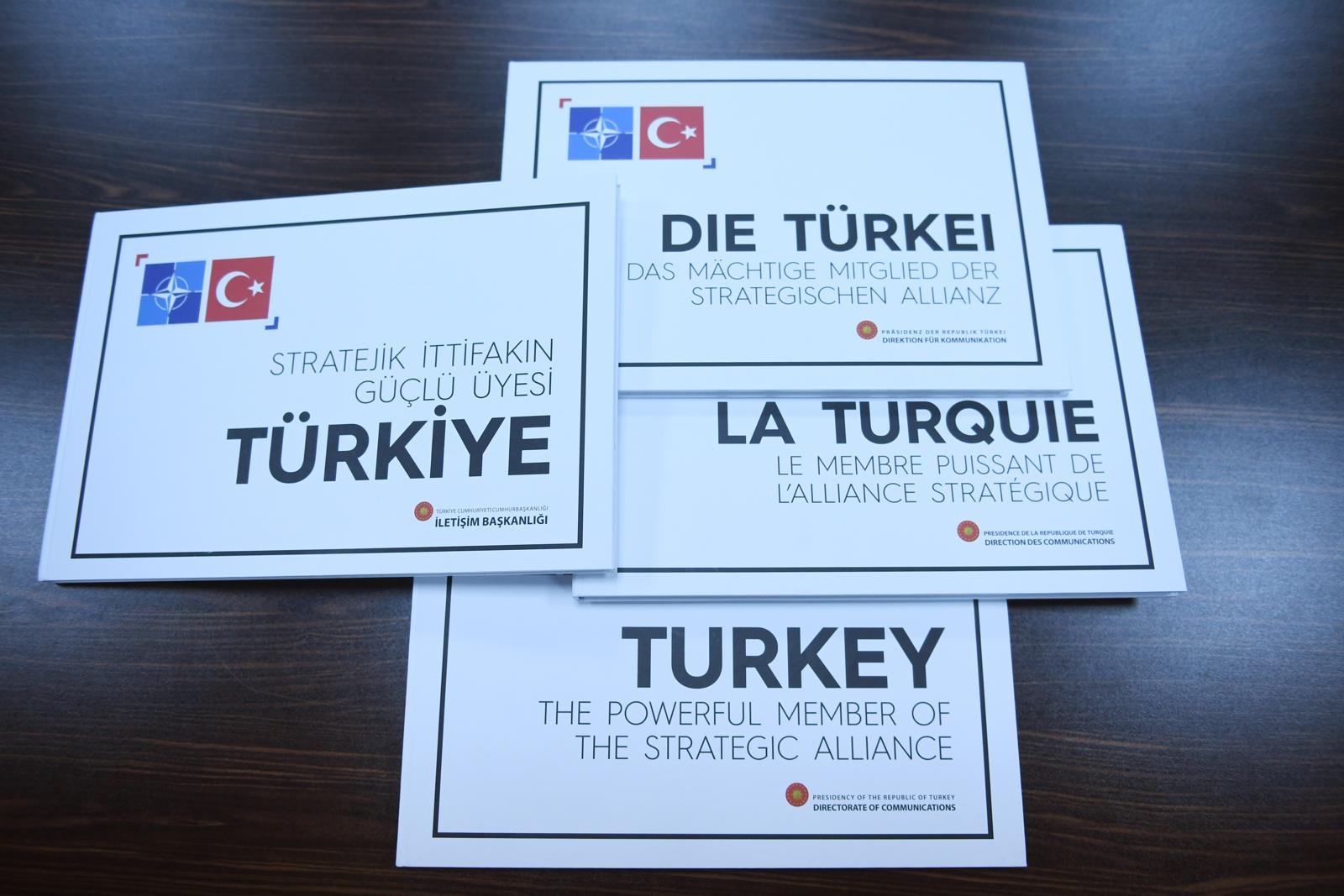 Erdoğan, Dörtlü Zirve'de liderlere 'Stratejik İttifakın Güçlü Üyesi Türkiye' kitabını hediye etti