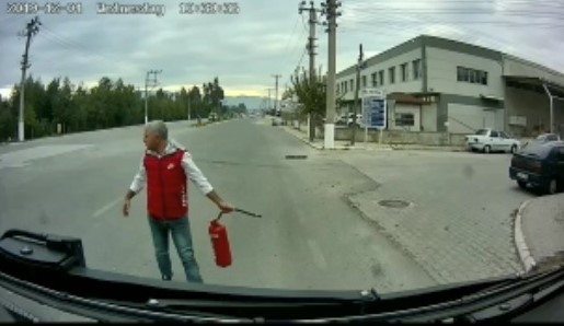 Otobüsü durdurup yanan aracın imdadına koştu