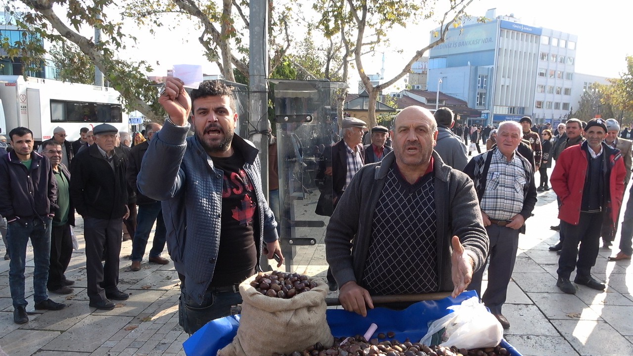 Zabıtaya kızdı, terazisini parçaladı