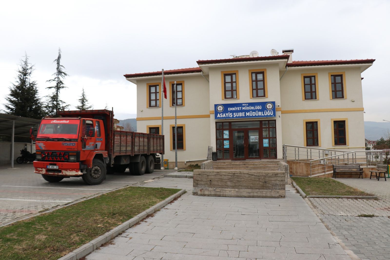 Nakliyecilik yapmak için çaldıkları kamyonla yakalandılar