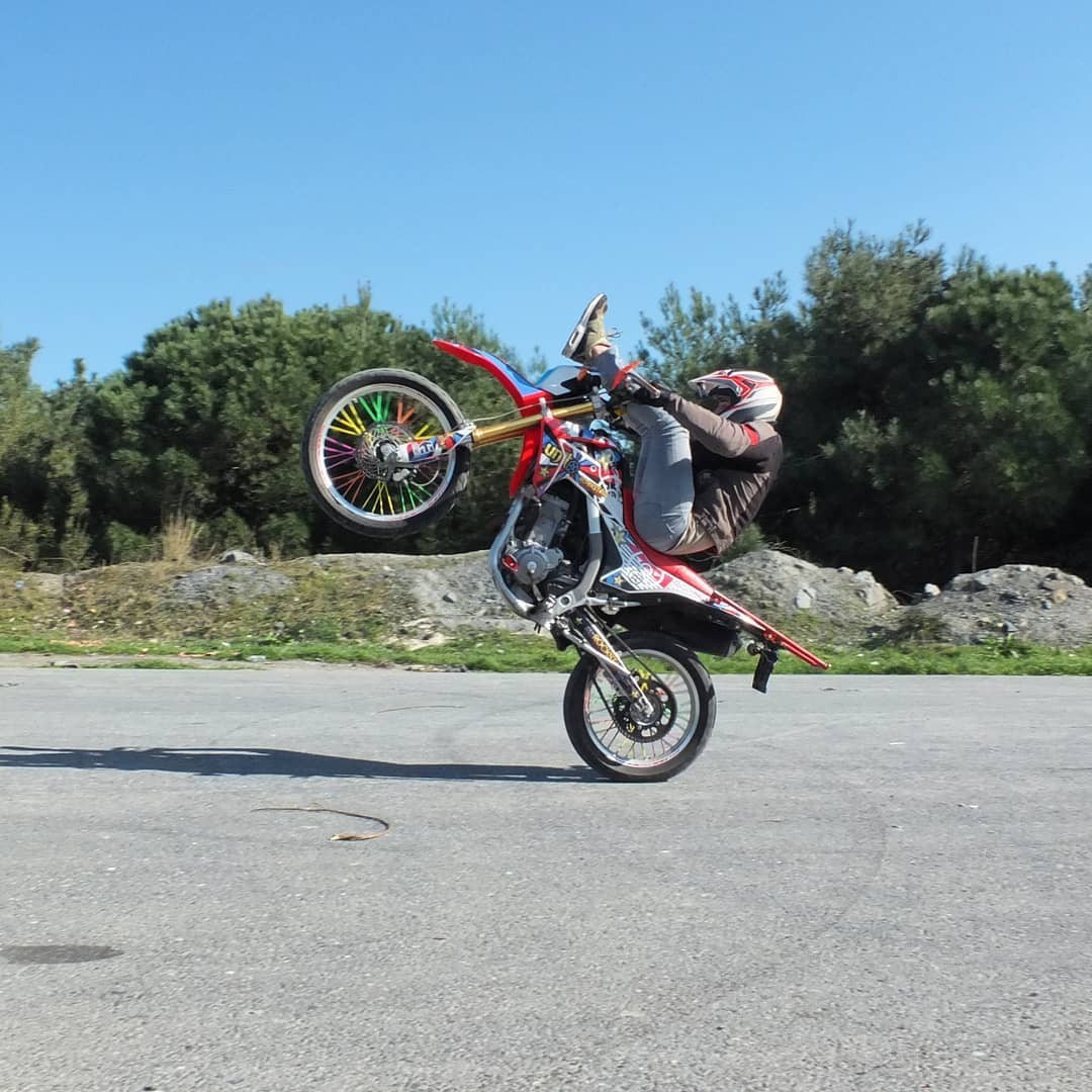 Trafik magandaları yine iş başında! Motosiklete sırtüstü uzanıp tek teker üzerinde gitti