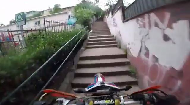 Trafik magandaları yine iş başında! Motosiklete sırtüstü uzanıp tek teker üzerinde gitti