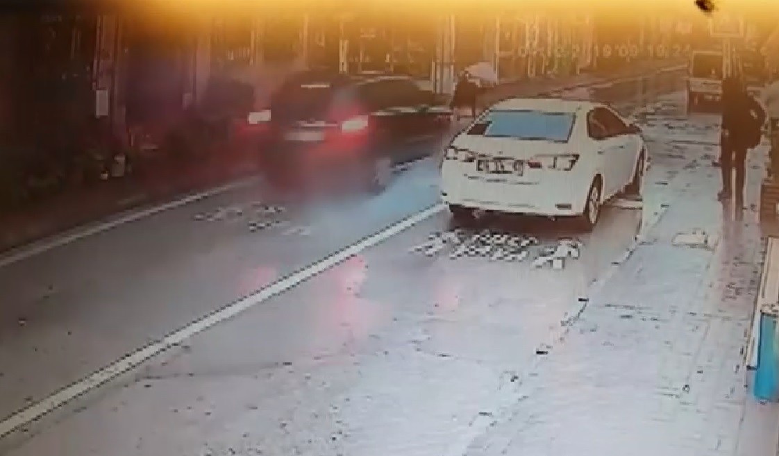 Yol vermesi gerekiyordu, çarptı! Yaya geçidindeki kadını metrelerce öteye fırlattı