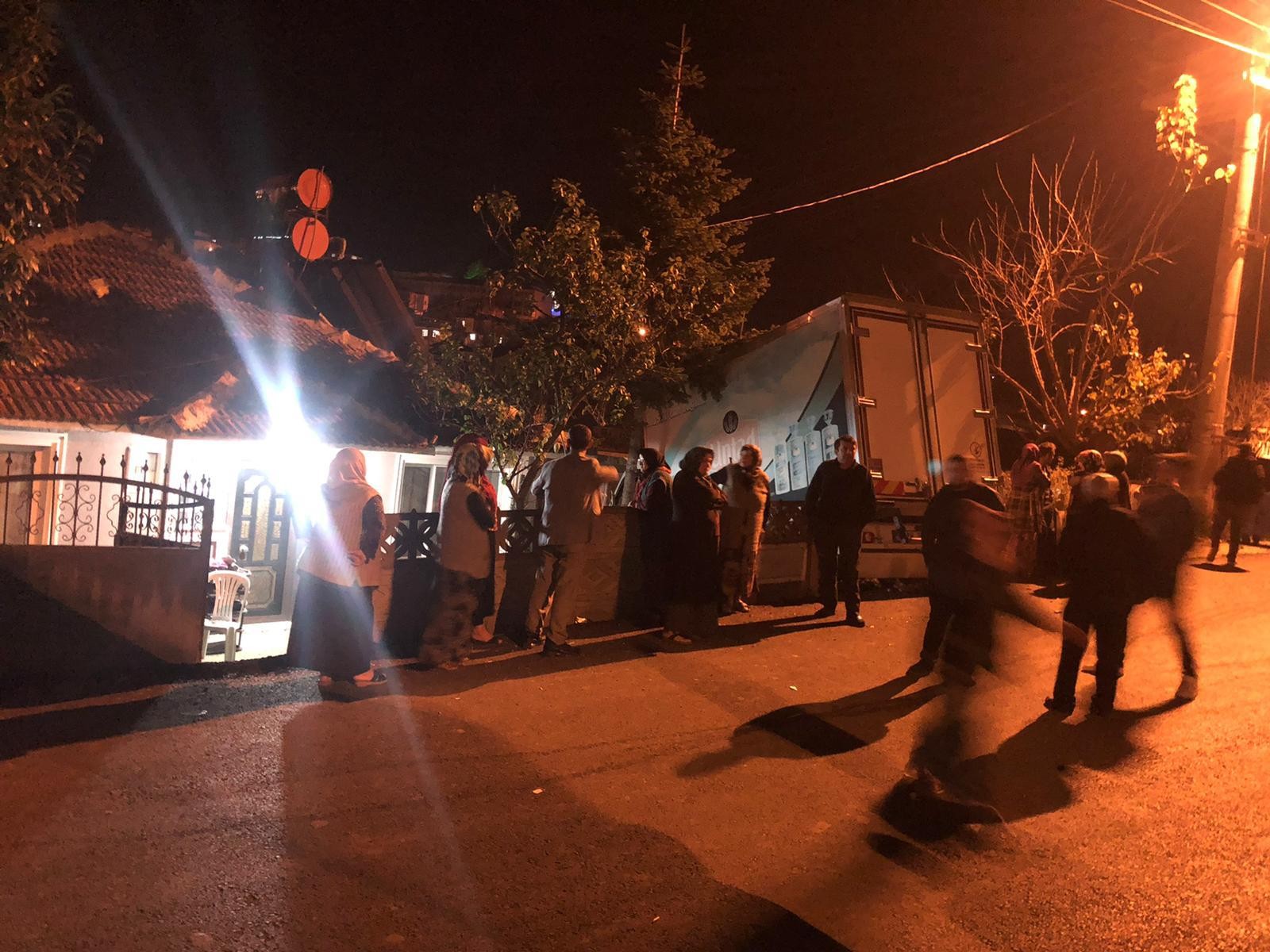 Kamyonet eve girdi, ev sakinleri kazayı ucuz atlattı