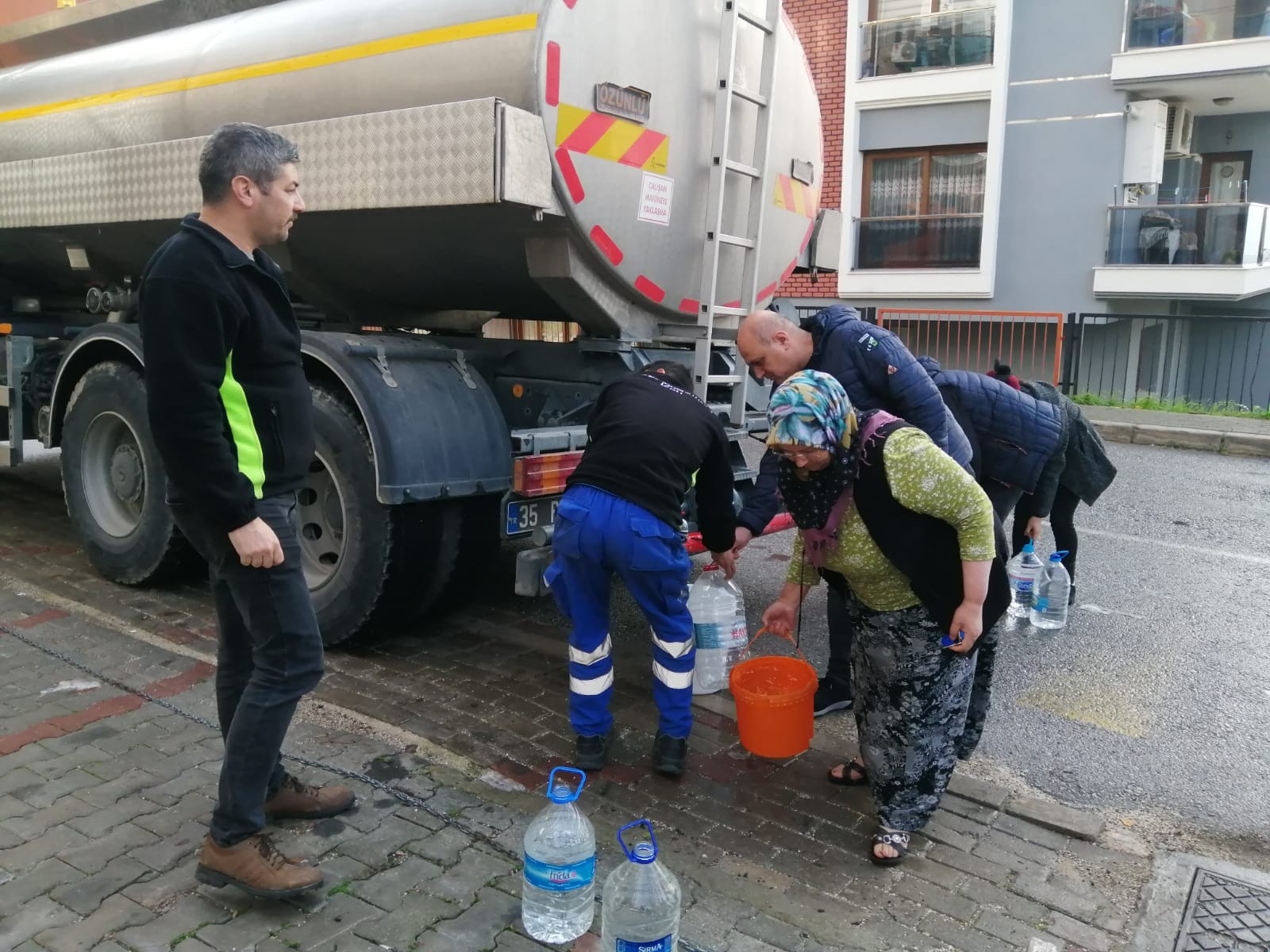 İzmirliler iki gündür su kuyruğunda