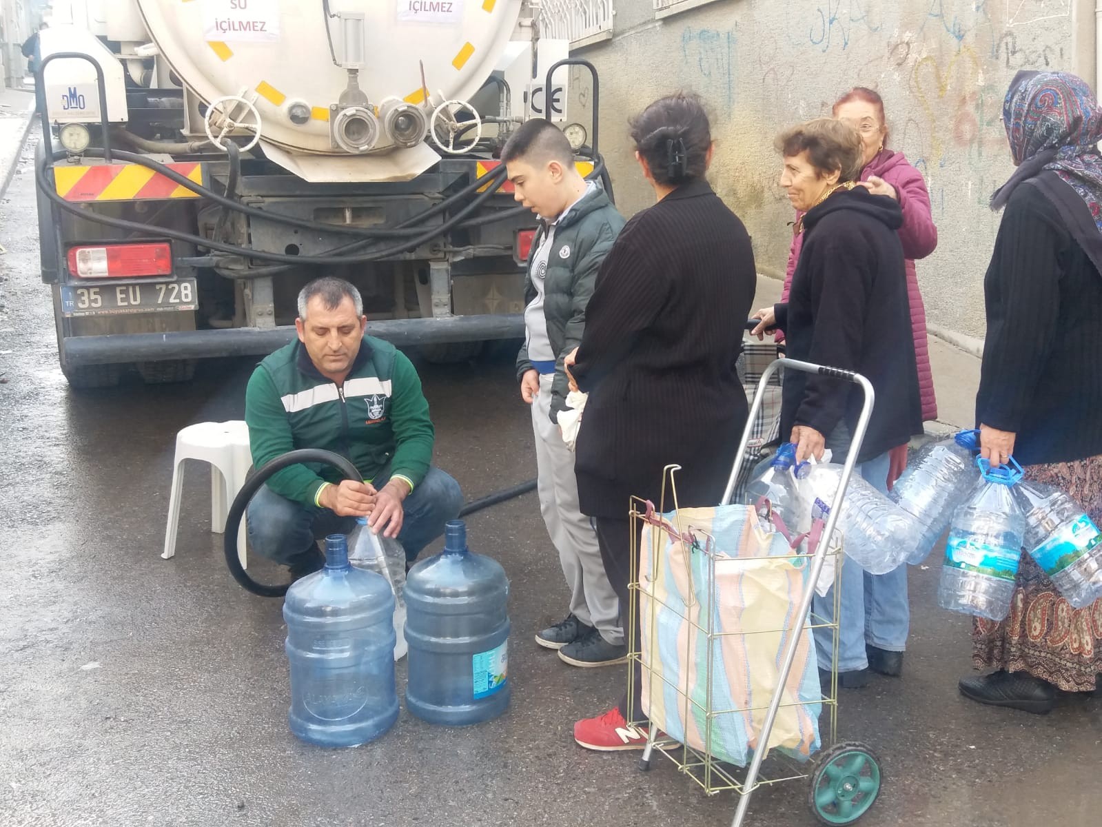 İzmirliler iki gündür su kuyruğunda