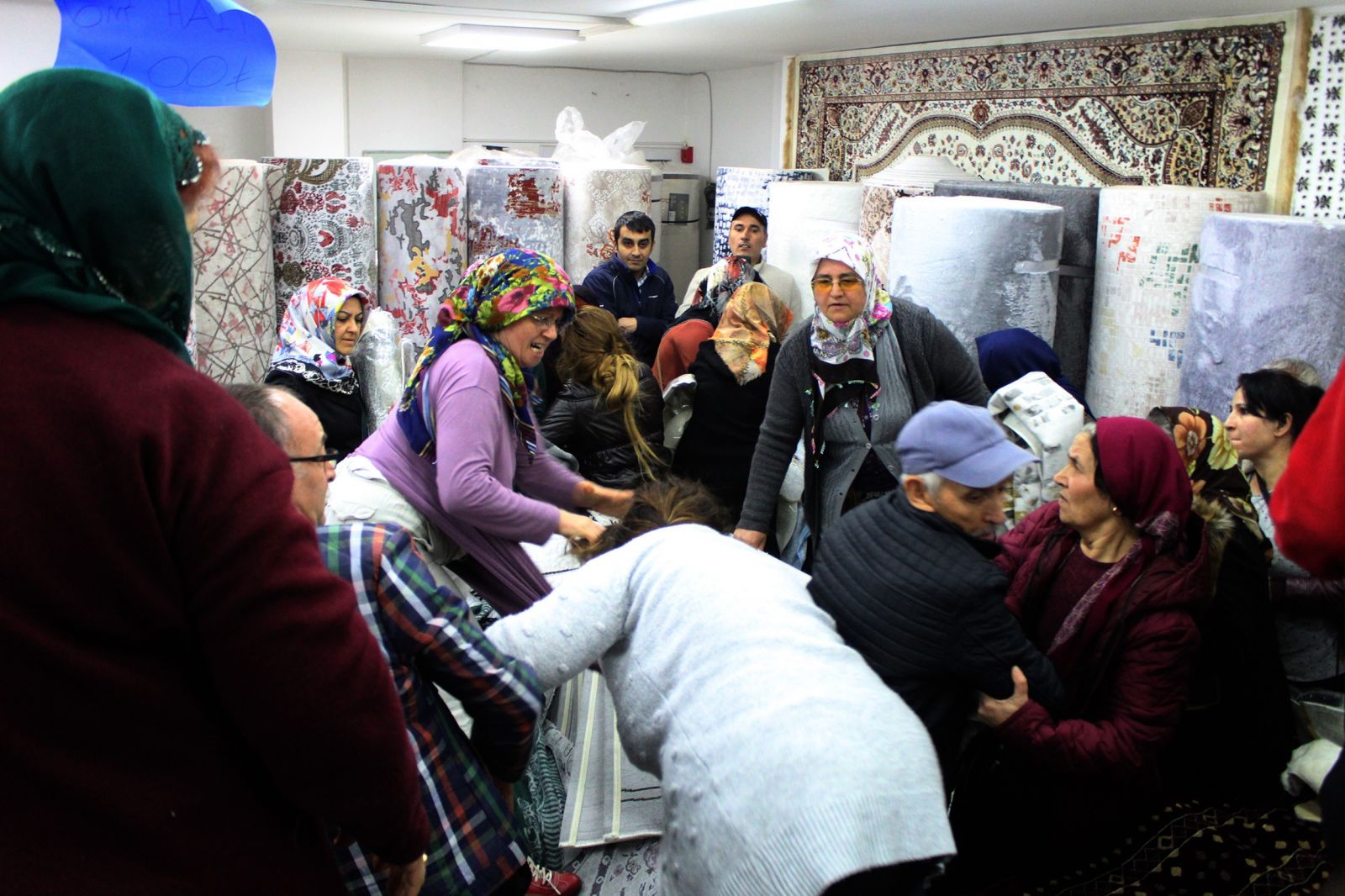 Antalya'da bedava halı ve paspas için birbirlerini ezdiler