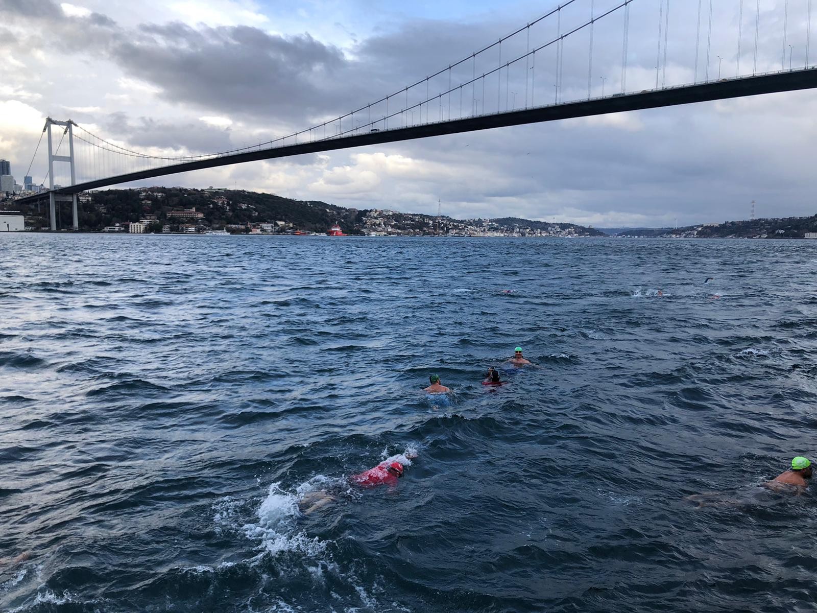 Kar kış dinlemediler, buz gibi havada Boğaz'da yüzdüler