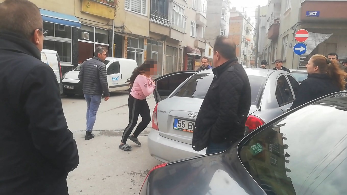 Evden kaçan kızlarını geri götürmek için geldiler, karakolluk oldular