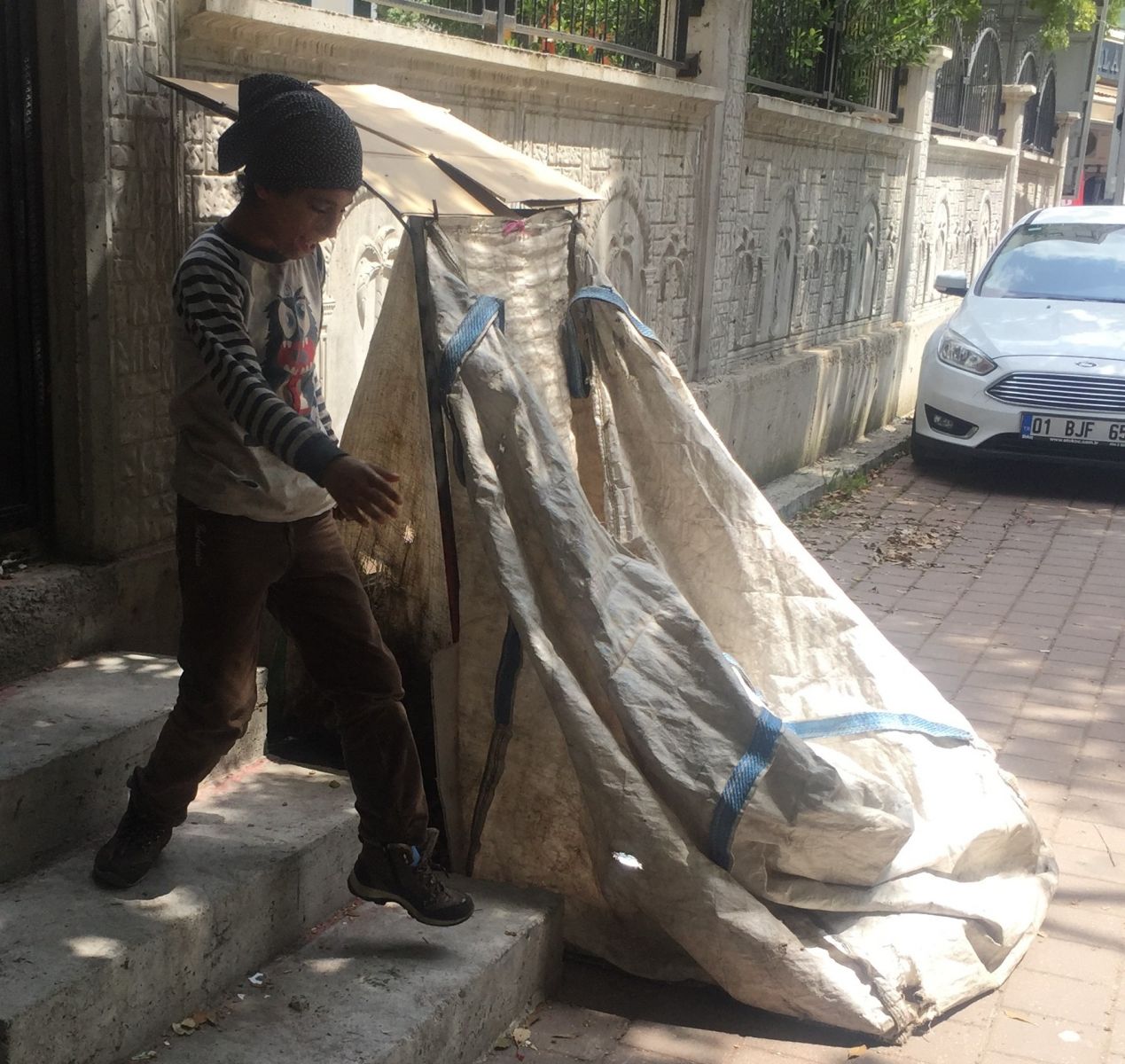 Yüzünde savaşın iziyle ekmek peşinde