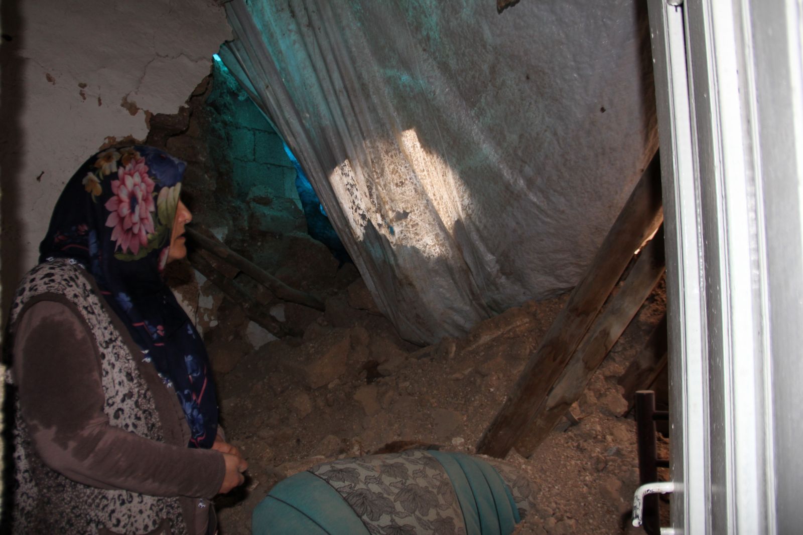 Adıyaman’da toprak ev yağmurdan çöktü