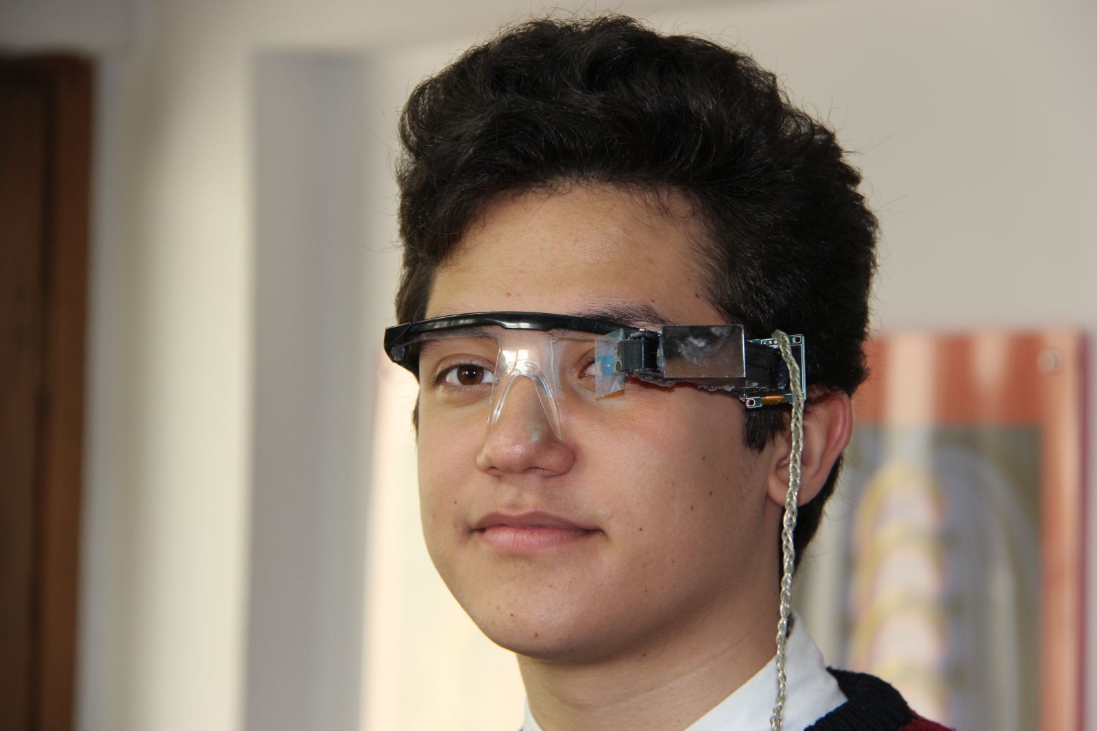 Liseli gençlerden alkışlanacak tasarım! İşitme engelliler için sesi yazıya çeviren gözlük yaptılar