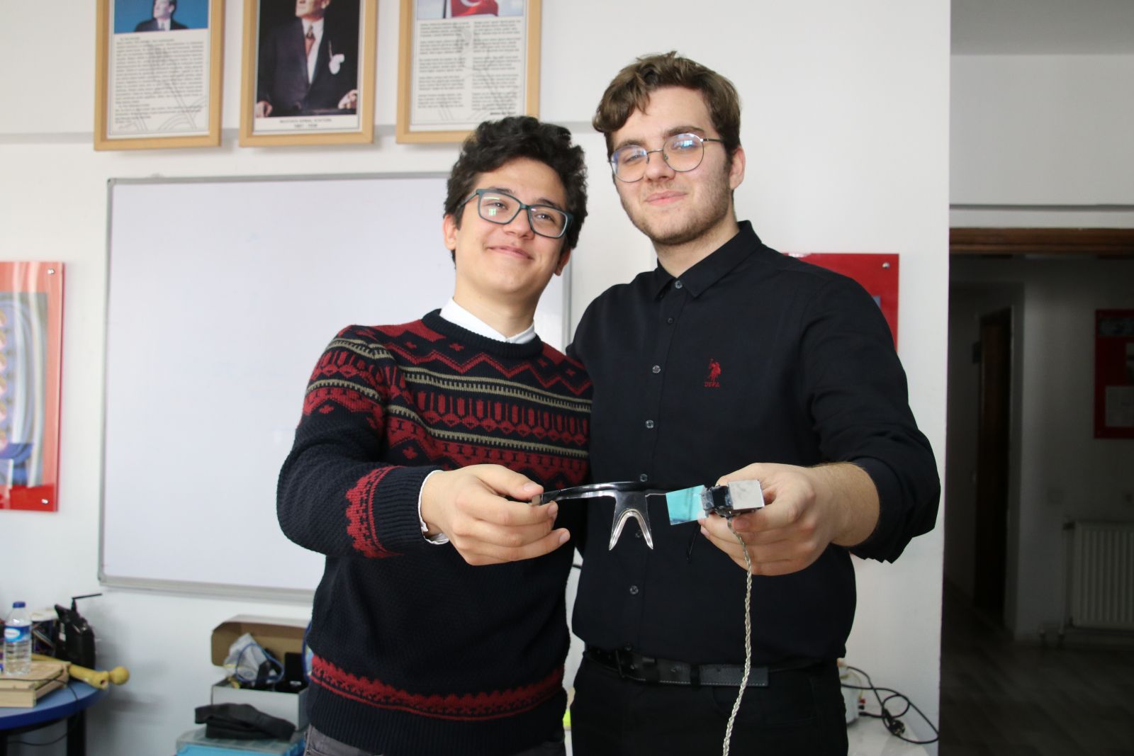 Liseli gençlerden alkışlanacak tasarım! İşitme engelliler için sesi yazıya çeviren gözlük yaptılar