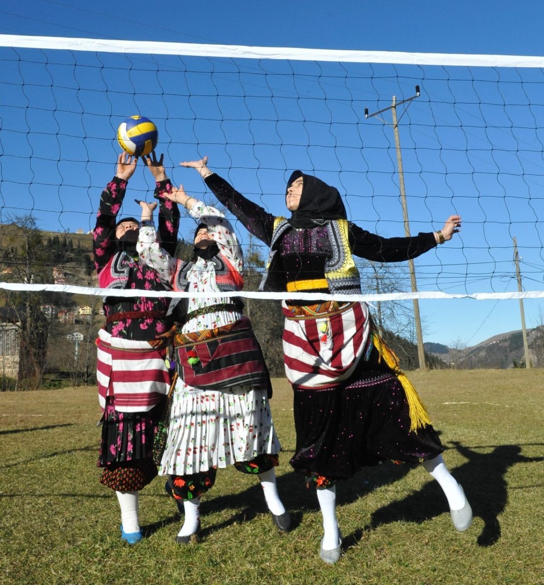 Ağasar kıyafetli kadınlar tarladan çıkıp, voleybol oynadı
