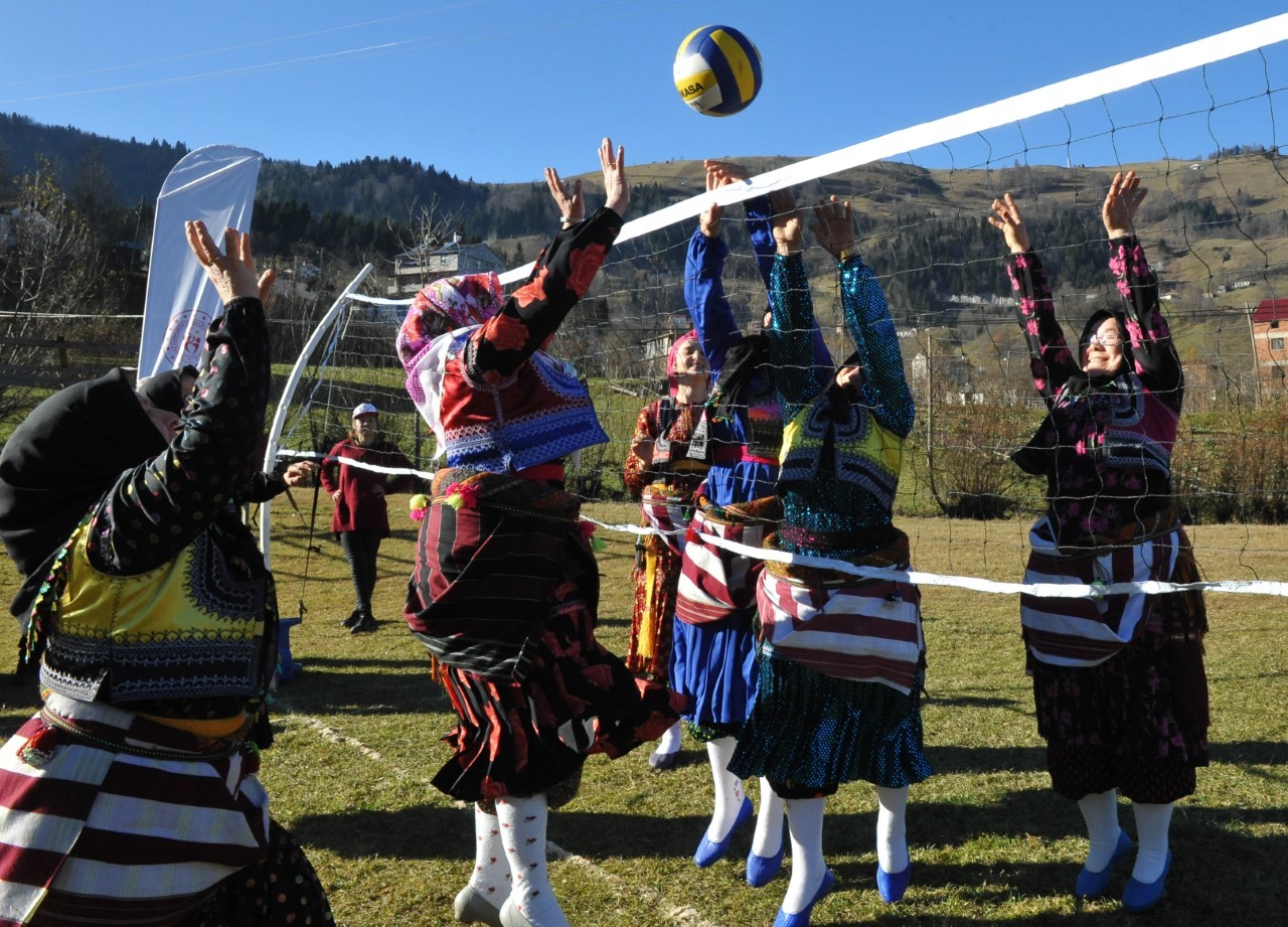 Ağasar kıyafetli kadınlar tarladan çıkıp, voleybol oynadı