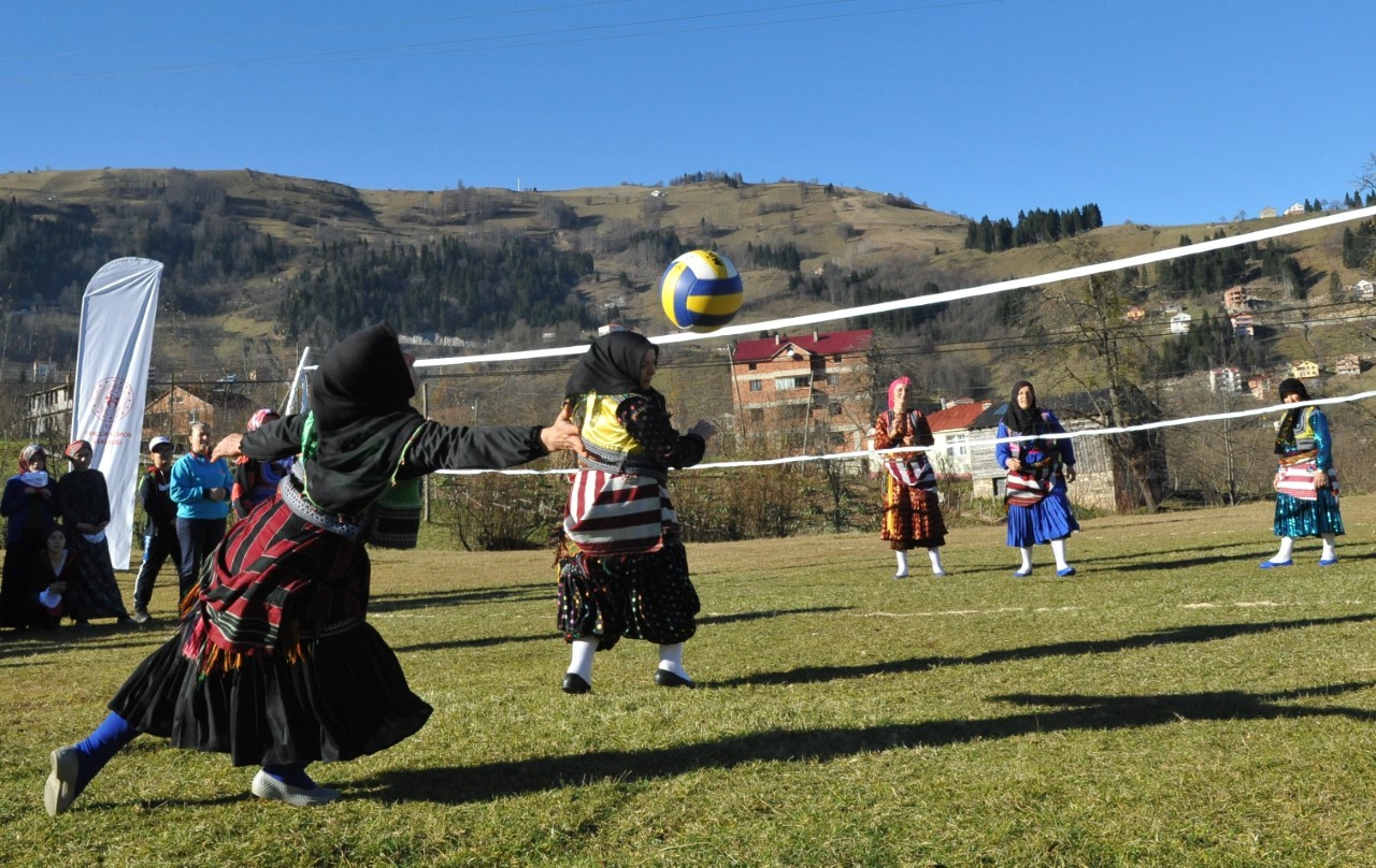 Ağasar kıyafetli kadınlar tarladan çıkıp, voleybol oynadı