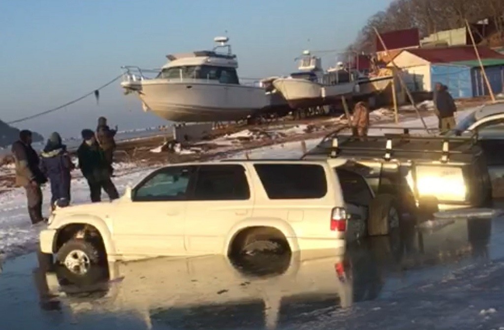 Rusya’da buz tabakası kırıldı, 45 araç suya battı