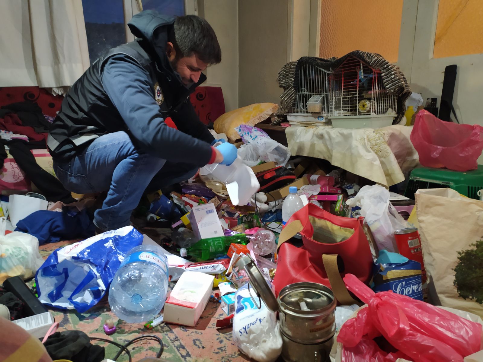 Bursa'da şafak baskını yapılan operasyonda çöp evde gizlenen uyuşturucu yakalandı