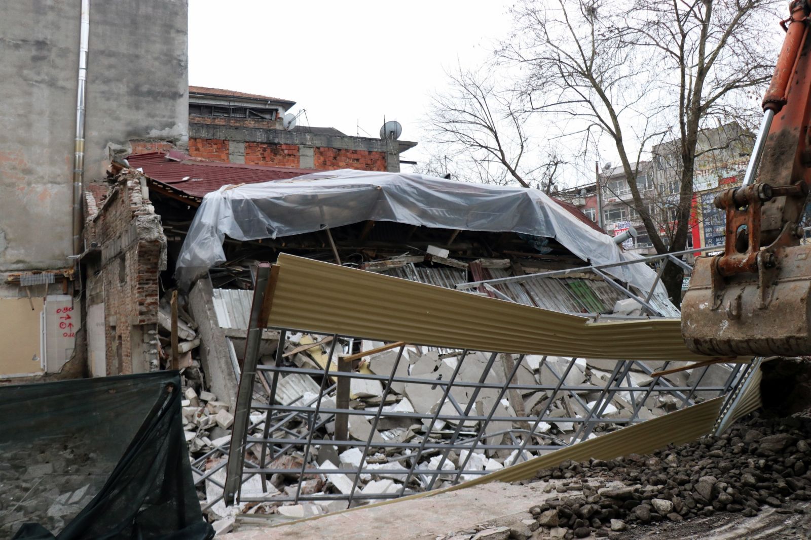 Bina çöktü, işçiler binanın altında kalkmaktan son anda kurtuldu