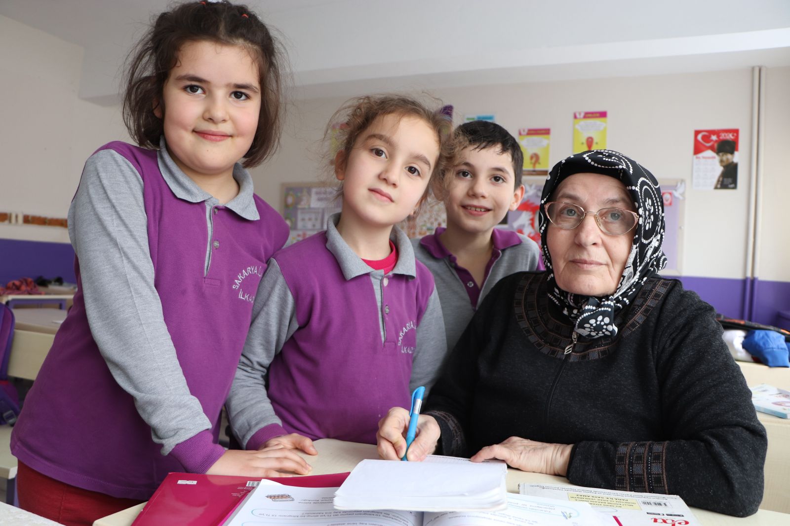 68 yaşında üniversiteyi bitirdi! Emine ninenin hedefi hukuk fakültesi