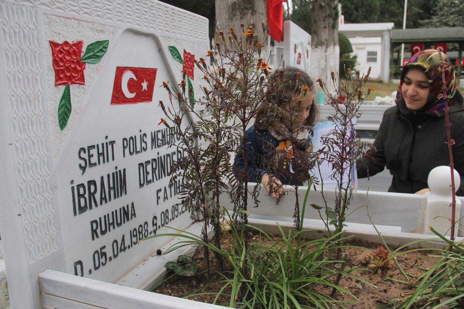 İlk karnesini şehit babasına götürdü