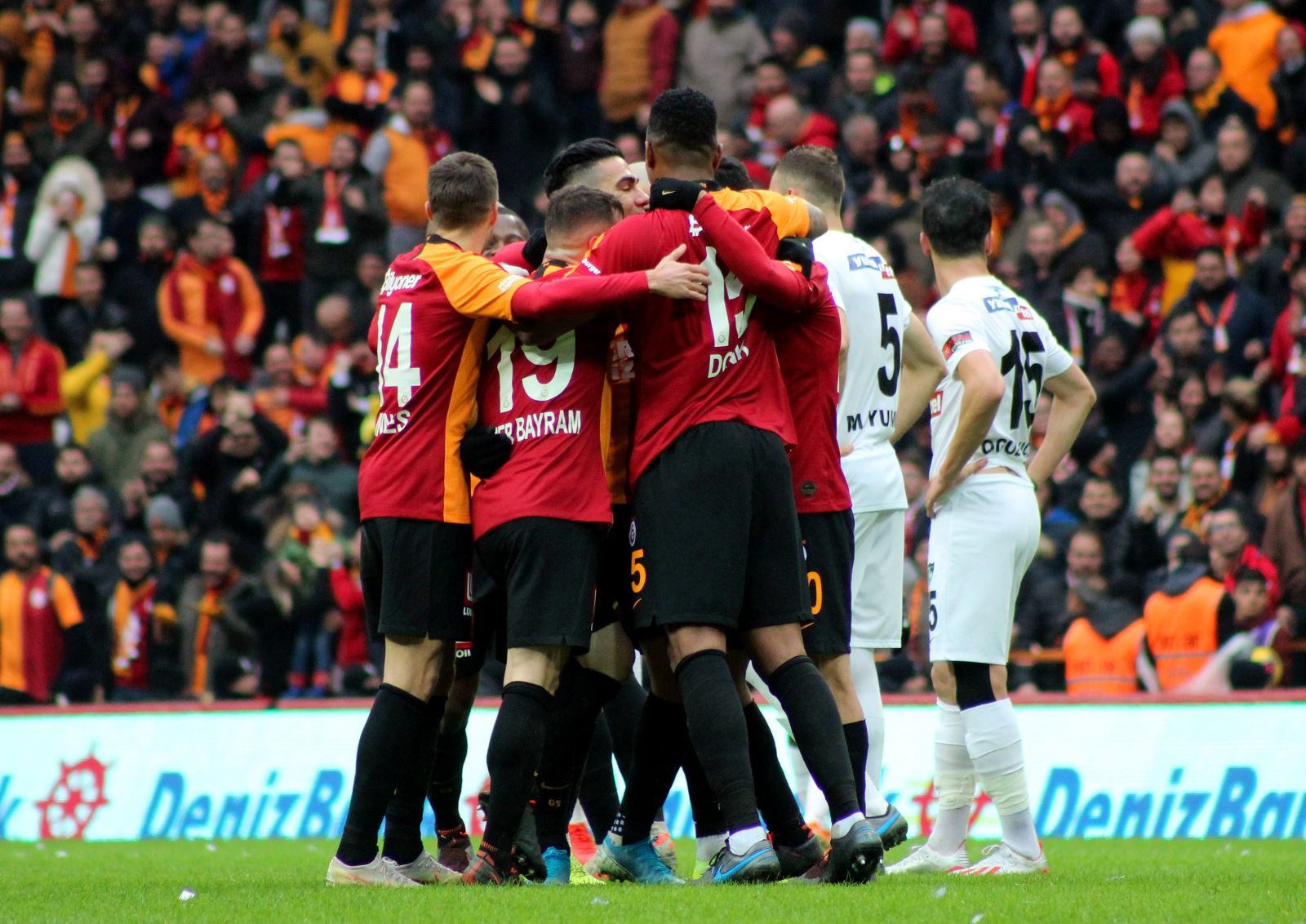 Galatasaray, Denizlispor'u 2-1 mağlup etti Galatasaray, Denizlispor'u 2-1 mağlup etti