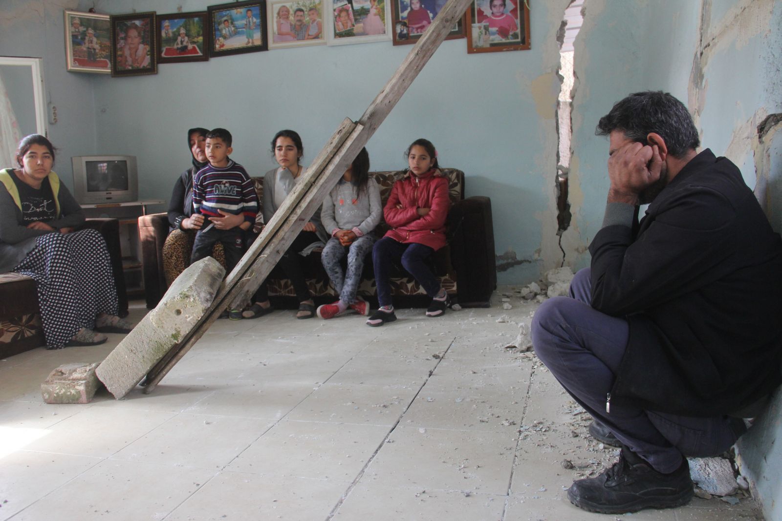Çocukları ölümün eşiğindeki ailenin evleri yıkılmak üzere