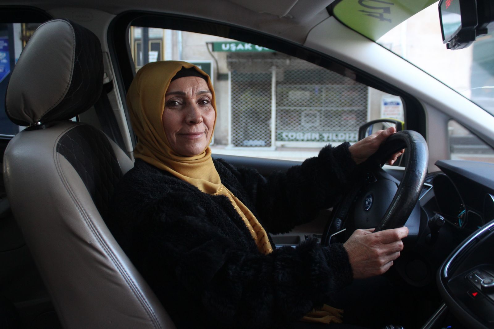 Hem çalışıyor, hem takdir topluyor! 26 yıllık deneyimi, 52 yaşında taksici yaptı